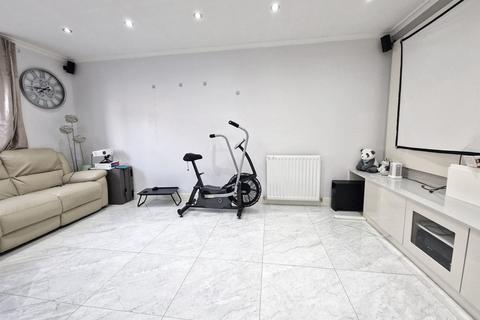 3 bedroom semi-detached house to rent, Reservoir Way, Hainault IG6 3FD