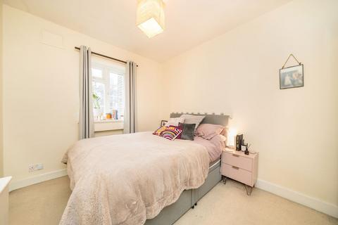 2 bedroom flat to rent, Streatham High Road, London SW16