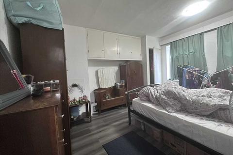 4 bedroom semi-detached house to rent, White Butts Road, Ruislip