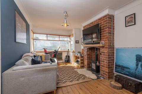 3 bedroom end of terrace house to rent, Henconner Gardens, Leeds LS7