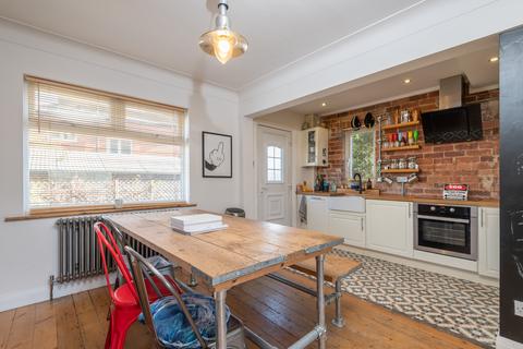 3 bedroom end of terrace house to rent, Henconner Gardens, Leeds LS7