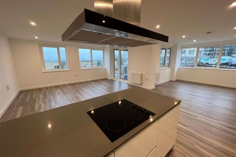 3 bedroom flat to rent, Cornforth Lane, Mill Hill