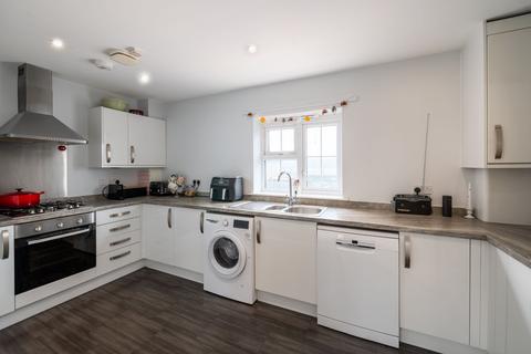 2 bedroom flat for sale, Field Oaks Way, Merstham, RH1