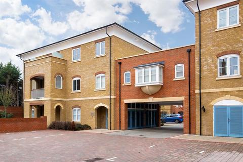 3 bedroom flat to rent, High Road, London