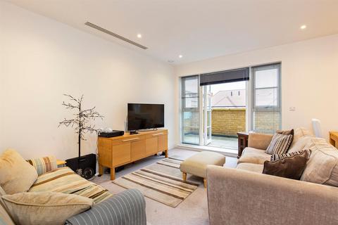 3 bedroom flat to rent, High Road, London