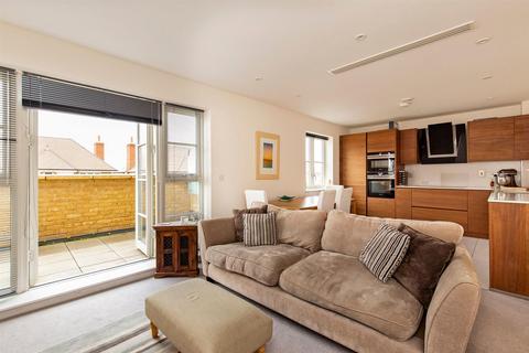 3 bedroom flat to rent, High Road, London
