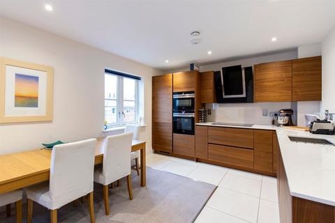 3 bedroom flat to rent, High Road, London