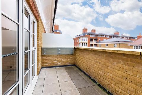 3 bedroom flat to rent, High Road, London