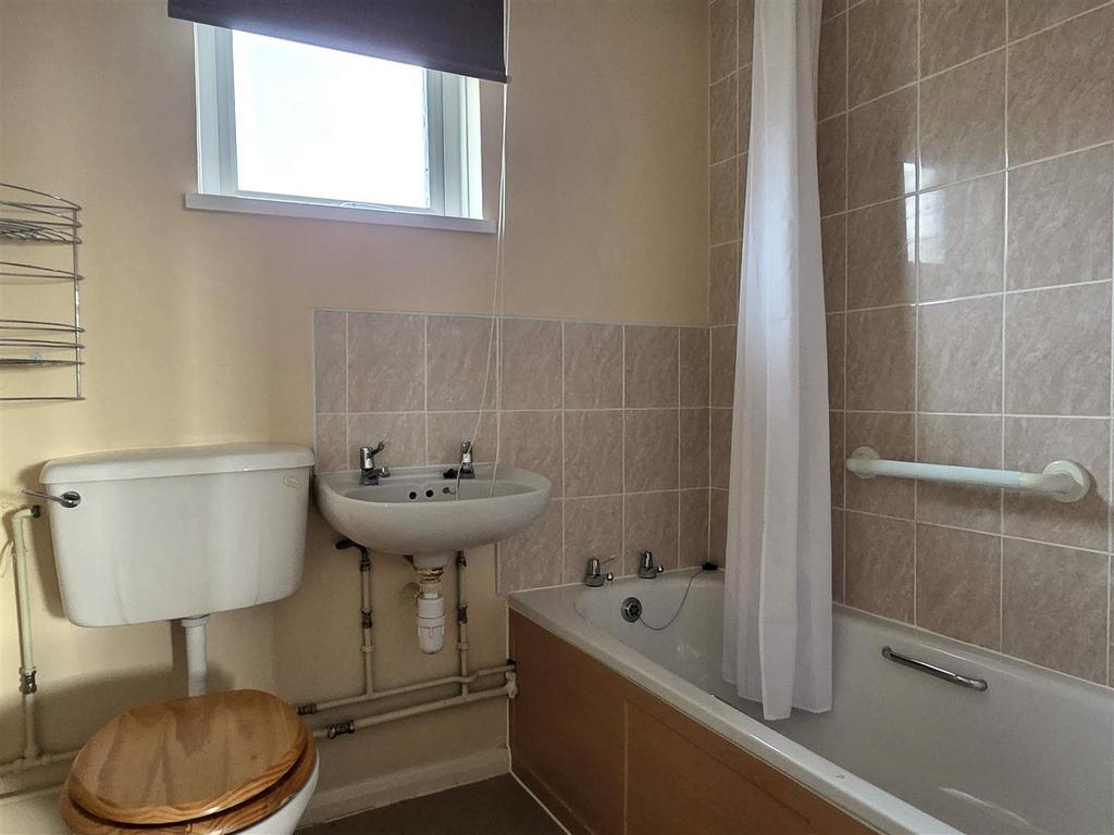20 Redland - Bathroom.jpg