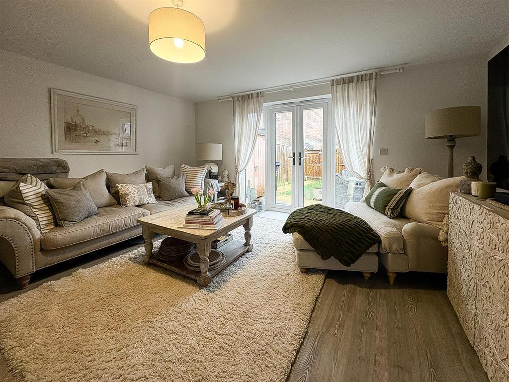 Living room-6.jpg