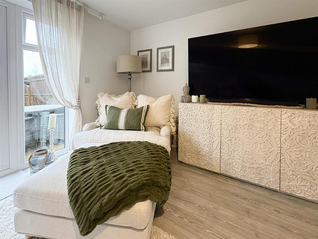 Living room-4.jpg
