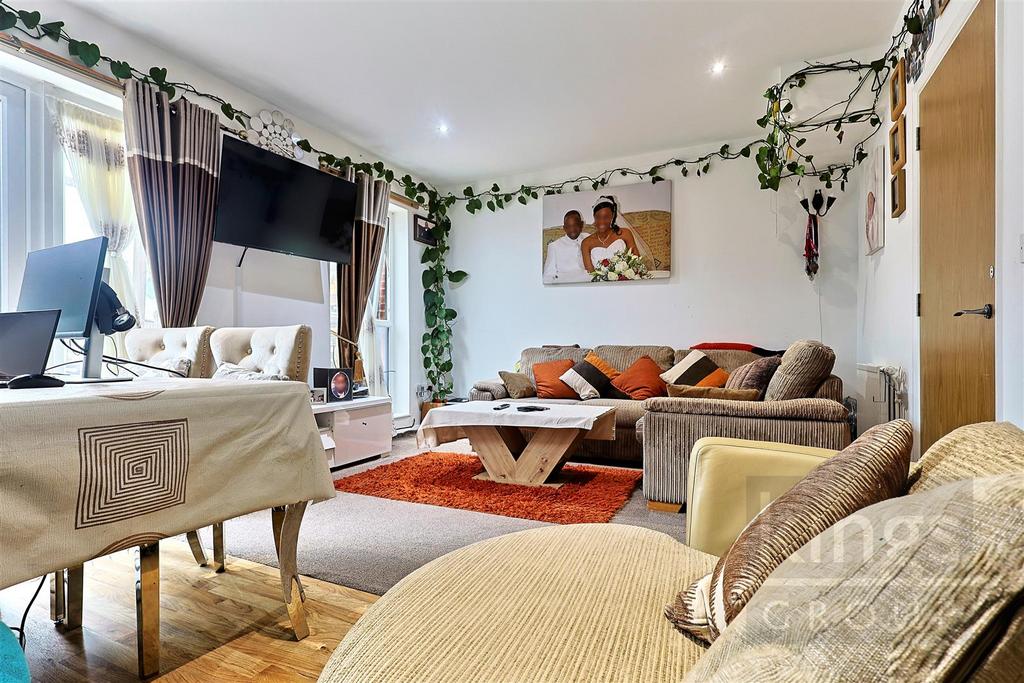 GI9 A66833 Potash House 1 Canning Sq Enfield EB1 4 B