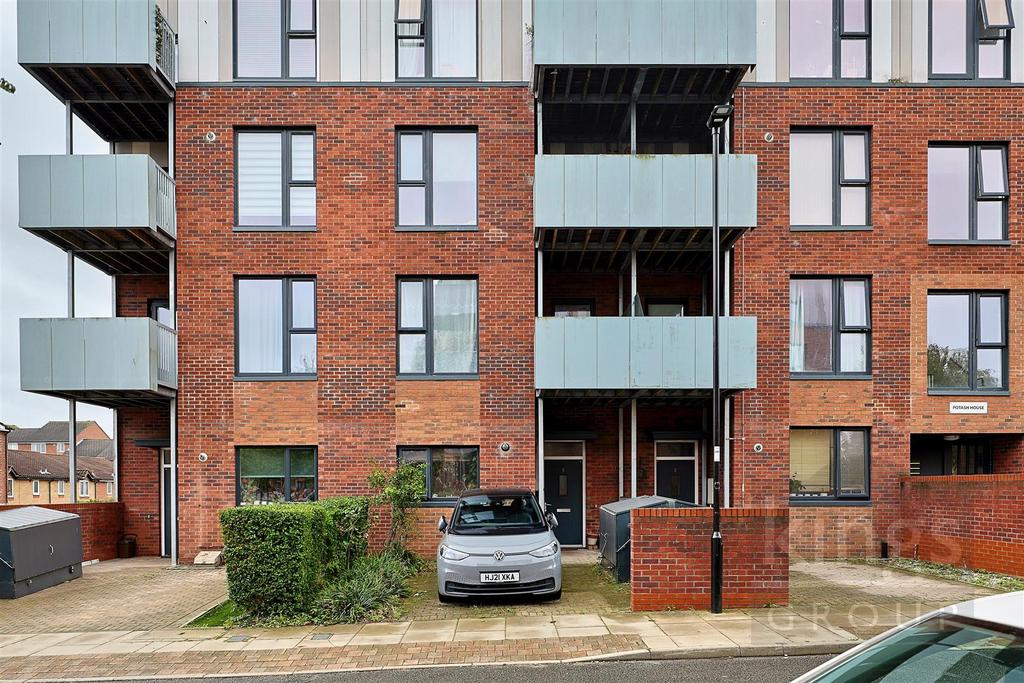GI9 A68833 Potash House 1 Canning Sq Enfield EB1 4 B