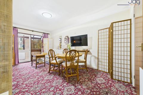 1 bedroom flat for sale, Wheatfield Court | Central, practical and well connected