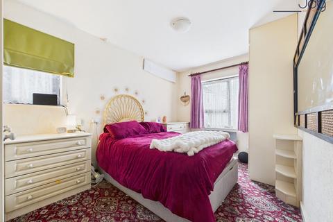 1 bedroom flat for sale, Wheatfield Court | Central, practical and well connected