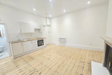 Studio to rent, Elgin Crescent, London W11