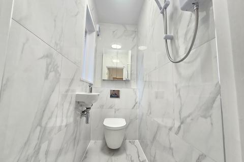 Studio to rent, Elgin Crescent, London W11