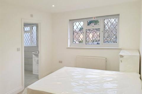 1 bedroom in a house share to rent, Corby Drive, Englefield Green, Egham, TW20
