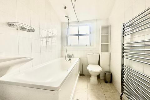 2 bedroom flat to rent, Rosendale Road, London SE24