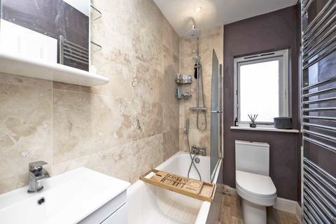 2 bedroom flat to rent, Wavertree Road, London SW2