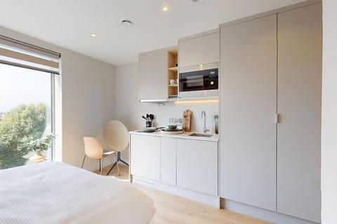 Studio to rent, The Mall