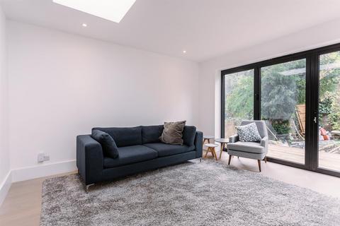 2 bedroom flat to rent, Victoria Road, Stroud Green