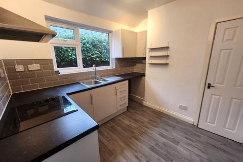 2 bedroom terraced house to rent, Bearmore Road, Cradley Heath B64