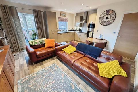 2 bedroom apartment to rent, Chantry Court, Lichfield, WS13 6FJ
