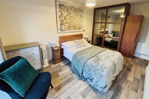2 bedroom apartment to rent, Chantry Court, Lichfield, WS13 6FJ