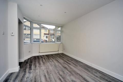 3 bedroom terraced house to rent, Saxon Avenue, Feltham