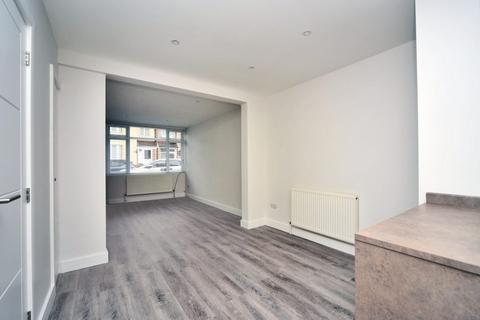 3 bedroom terraced house to rent, Saxon Avenue, Feltham