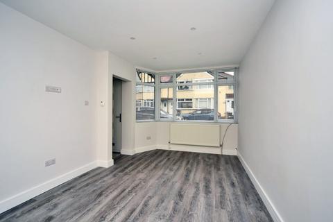3 bedroom terraced house to rent, Saxon Avenue, Feltham