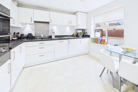 4 bedroom end of terrace house for sale, Barrowfield Drive, Stamford PE9