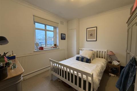 3 bedroom flat to rent, Priory Road, London