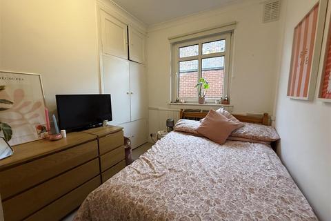 3 bedroom flat to rent, Priory Road, London