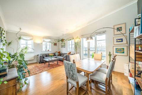3 bedroom flat to rent, Stockwell Green, London SW9