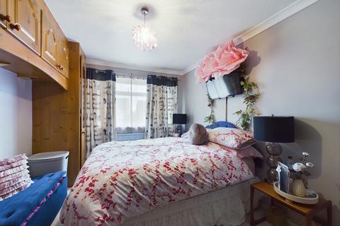 3 bedroom semi-detached house for sale, Northlands Close, Stanford-Le-Hope, SS17