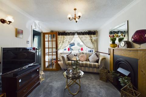 3 bedroom semi-detached house for sale, Northlands Close, Stanford-Le-Hope, SS17