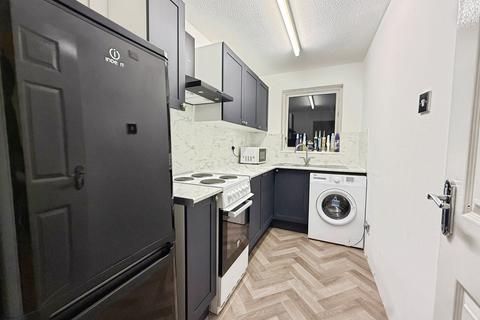 3 bedroom flat to rent, Flat 4, 54 Bakers Hill, London