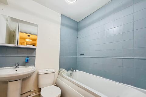 3 bedroom flat to rent, Flat 4, 54 Bakers Hill, London