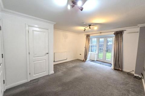 3 bedroom house to rent, Glenwood Court, Farnborough GU14