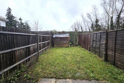 3 bedroom house to rent, Glenwood Court, Farnborough GU14