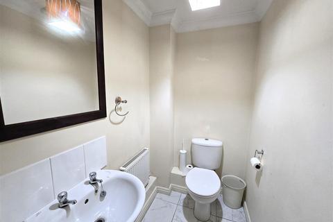 3 bedroom house to rent, Glenwood Court, Farnborough GU14