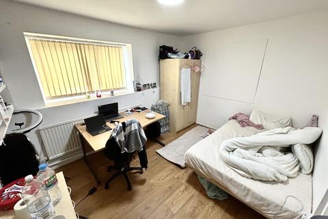 4 bedroom house to rent, St Michaels Court, Treforest CF37