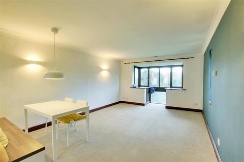 3 bedroom apartment to rent, Crown Mews, Ramsey