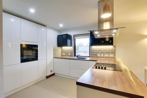 3 bedroom apartment to rent, Crown Mews, Ramsey