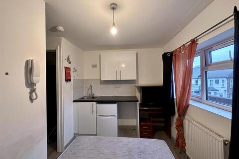 1 bedroom in a house share to rent, Albert Road, Yiewsley, West Drayton