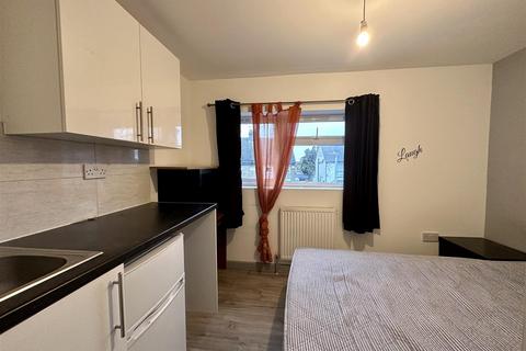1 bedroom in a house share to rent, Albert Road, Yiewsley, West Drayton