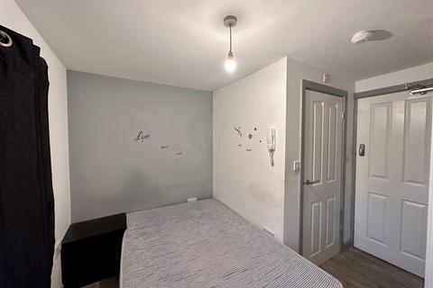 1 bedroom in a house share to rent, Albert Road, Yiewsley, West Drayton