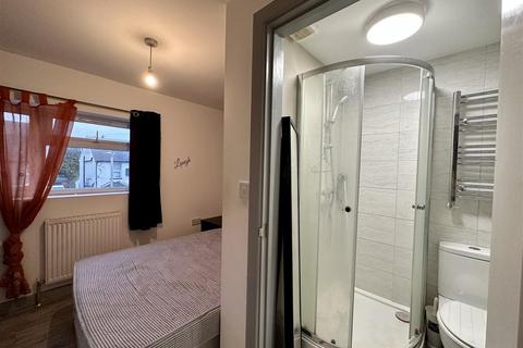 1 bedroom in a house share to rent, Albert Road, Yiewsley, West Drayton